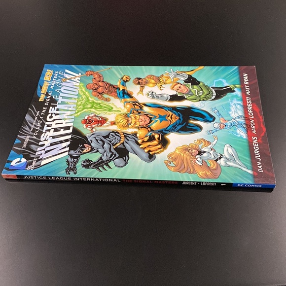 Justice League International Volume 1: The Signal Masters (2012) - Comic Book - Picture 3 of 7